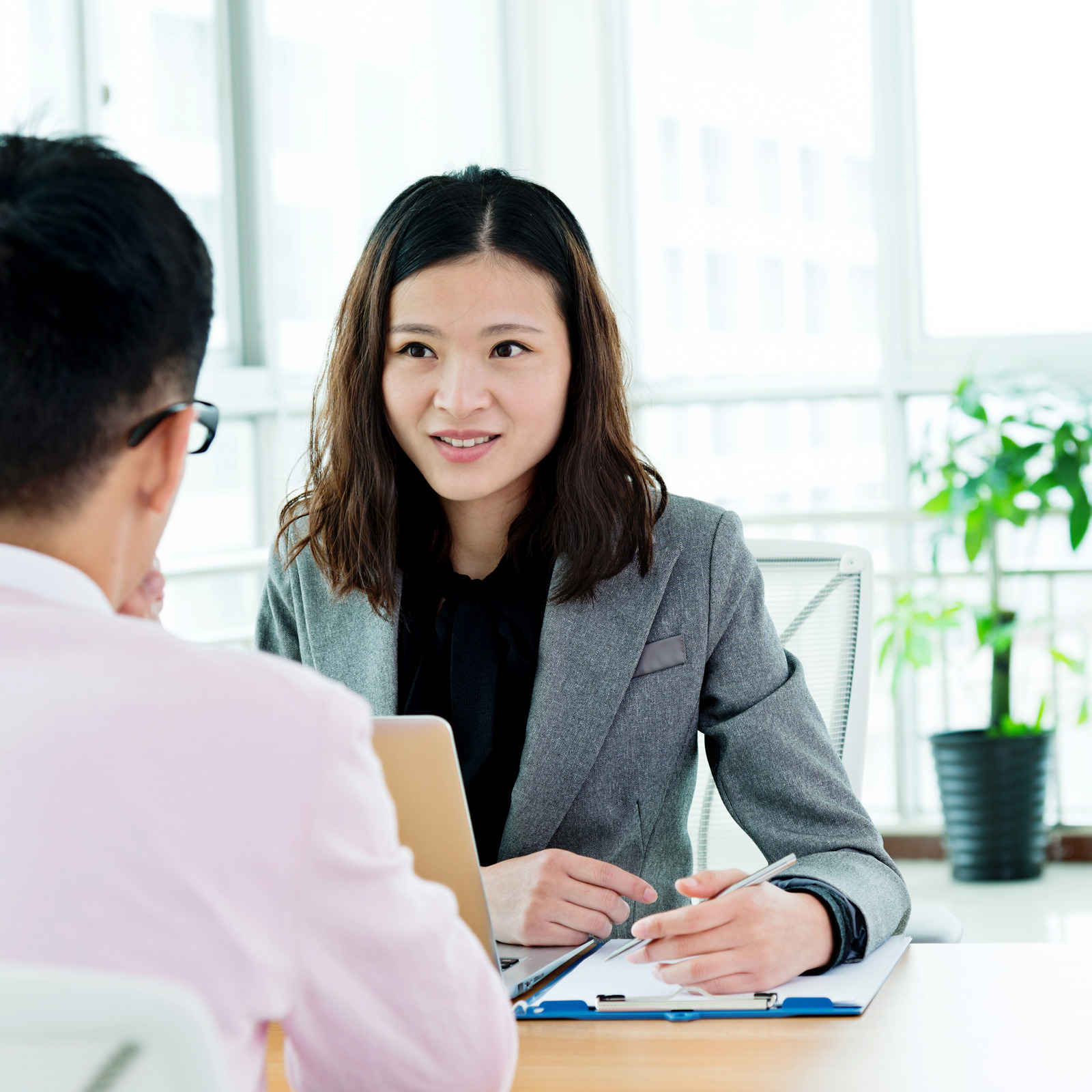 Un salarié et un manager en entretien d’évaluation, faisant le point sur les performances et les objectifs futurs