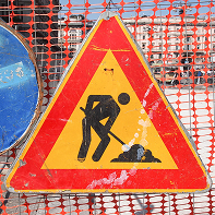 Panneau de balisage indiquant des travaux avec un ouvrier à la pelle