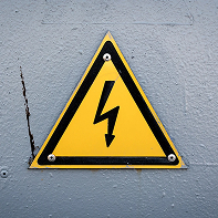 Pictogramme de danger électrique avec un éclair noir sur fond jaune